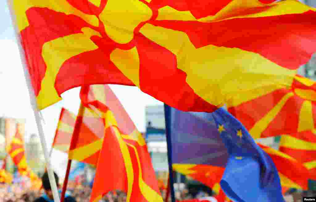 МАКЕДОНИЈА - Македонија го одбележа 11 Октомври, кога пред 78 години македонскиот народ се крена против окупаторот за ослободување на земјата. Ние не можеме да ја менуваме историјатa, велат од Сојузот на Борците за барањето на Бугарија да се избришат написите каде пишува фашистички окупатор.