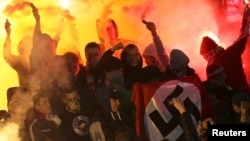 Российские болельщики с нацистским флагом на матче «Шинника» против «Спартака». Ярославль, 30 октября 2013 года.