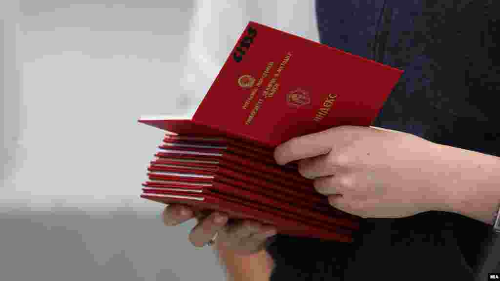 МАКЕДОНИЈА - Професорите на Економскиот факултет во Скопје Славе Ристевски и Драге Јанев се осудени на 2 ипол, а нивниот колега Бобек Шуклев на две години затвор за случајот Еразмус, односно за земање пари од студенти за полагање на испити. Демонстраторот Драган Денковски доби условна казна од две години, а професорот Стојан Дебарлиев е ослободен од обвинението.