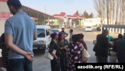 An Uzbek-Kazakh border checkpoint (file photo)