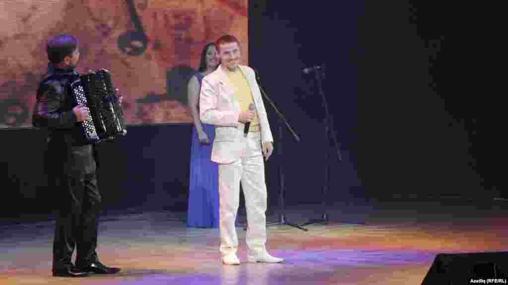 Концертта Рөстәм Зәкуан сүзләренә язылган җырлар башкаручы яшь җырчылар да бар иде