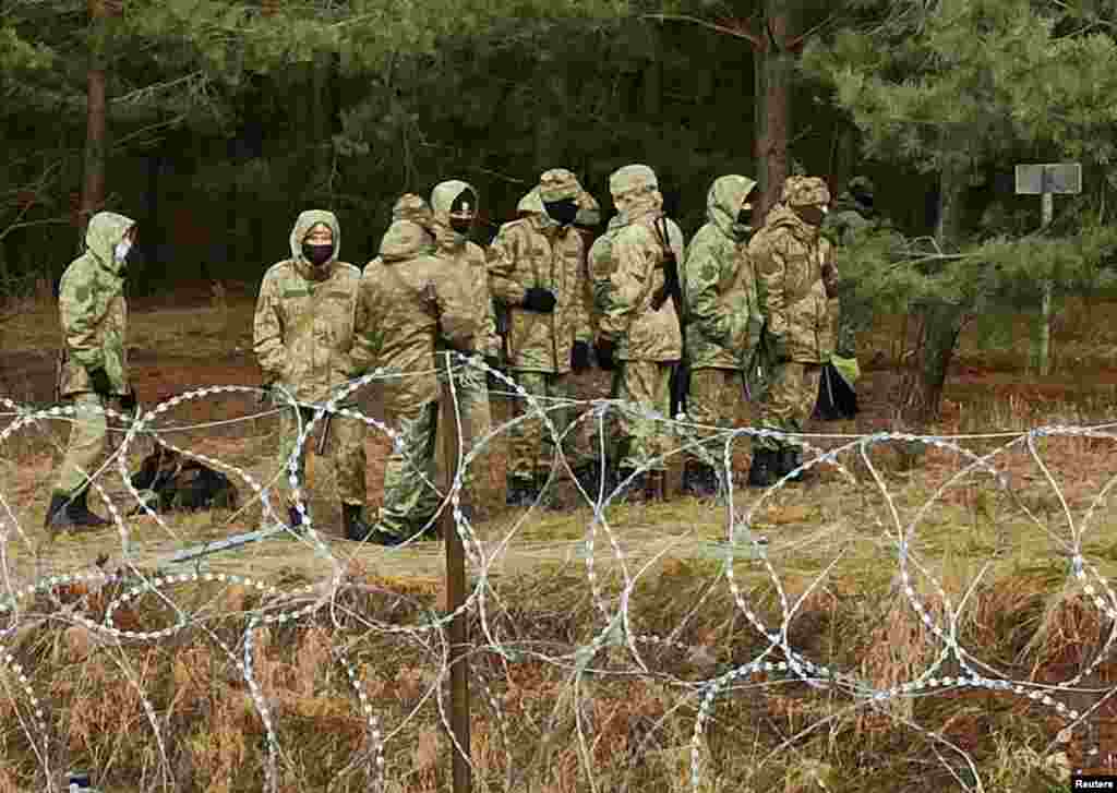 Белорусские солдаты патрулируют границу с Польшей возле Кузницы-Белостоцкой, 8 ноября 2021 года