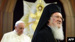 Papa Françesk (majtas) dhe patriarku Bartholomew në Stamboll 