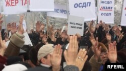 Митинг, организованный партиями "Азат" и ОСДП, позиционирующими себя оппозиционными. Алматы, 30 января 2010 года.