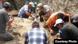 Қазақстандық археологтар. 2010 жылдың шілдесі. (Көрнекі сурет)
