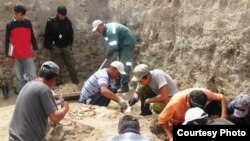 Группа археологов на раскопках в Карагандинской области. Июль 2010 года. (Иллюстративное фото). 