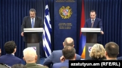 Armenia - The defense ministers of Armenia and Greece hold a joint news conference in Yerevan, 29 March 2018.