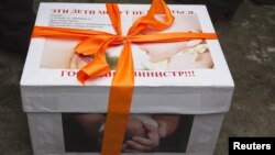 La un protest al mamelor la Alma Ata, un pachet trimis Ministerului Sănătății...