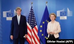 John Kerry, egykori szenátor és elnökjelölt, az amerikai elnök klímaügyi különmegbízottja, és Ursula von der Leyen, az Európai Bizottság elnöke Brüsszelben, 2021. március 9-én