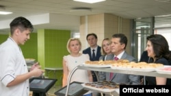 Мэр Казани Ильсур Метшин в столовой одной из казанских школ, 17 мая 2019 