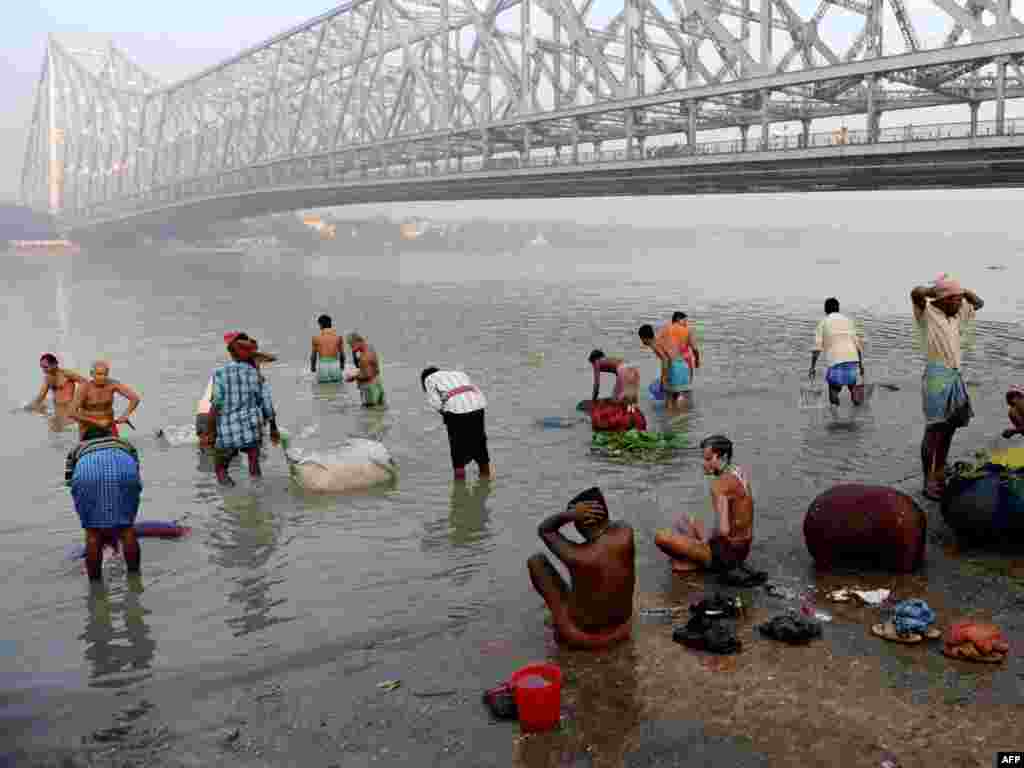 Indija - Kolkata - Tradicionalno kupanje u rijeci Gang je dio religijskog rituala milijuna Hindua, duž cijele Indije. 