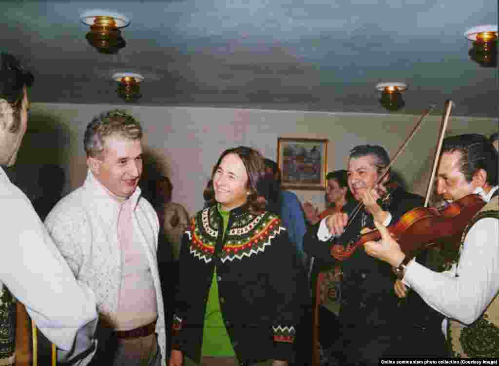 Familia Ceaușescu&nbsp; în timpul unei petreceri de Revelion în 1976.