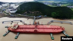 Një cisternë me naftë të papërpunuar shihet në një port të Kinës. 16 maj 2017. 