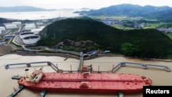 Нинбо Чжоушань портында тұрған мұнай танкері. Қытай, Чжэцзян провинциясы
