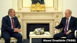 RUSSIA - Armenia's Acting Prime Minister Nikol Pashinian (L) and Russia's President Vladimir Putin meet at the Kremlin, Moscow, July 7, 2021.