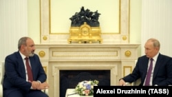 Президент России Владимир Путин и исполняющий обязанности премьер-министра Армении Никол Пашинян (справа налево) во время встречи, 7 июля 2021 года