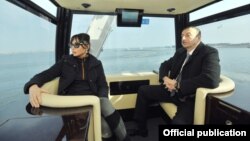 İlham Əliyev və xanımı bulvarda atraksionun açılışında