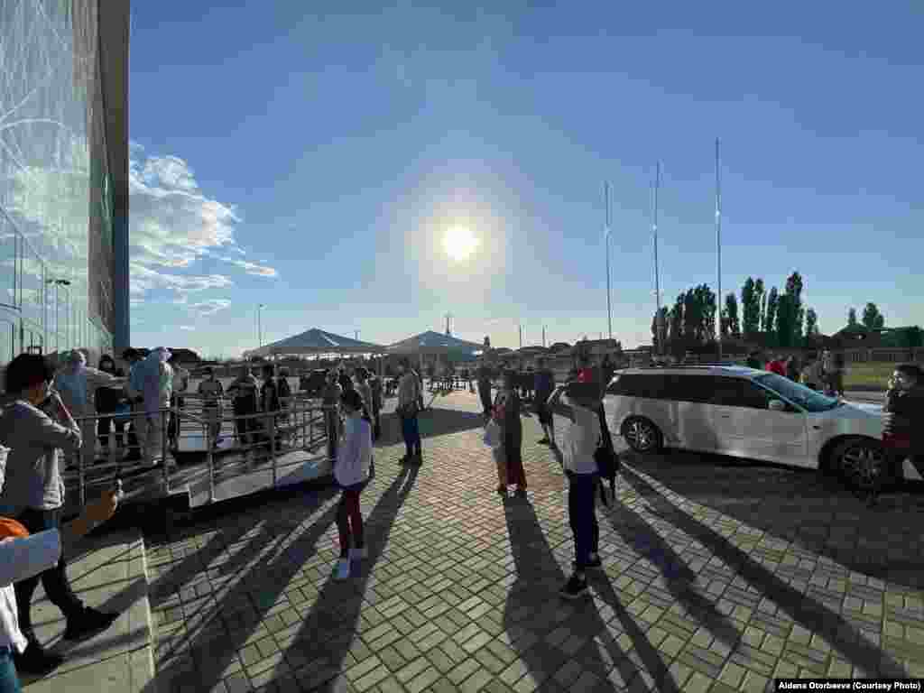 Күндүзгү ооруканага кириш үчүн кезек күткөндөр. Бишкек. 5-июль, 2020-жыл.