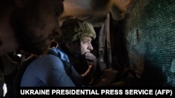 Президент України Володимир Зеленський відвідує зону бойових дій на Донбасі. Травень 2019 року