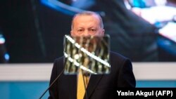 Эрдоган Ислам кызматташтык уюмунун саммитинде сүйлөп жаткан учур. 22-март, 2019-жыл