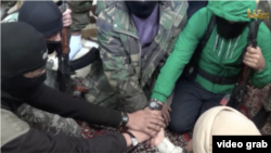 Сириядағы өзбек содырлары «Талибан» қозғалысы лидері Молла Омарға ант беріп тұр. (Көрнекі сурет)