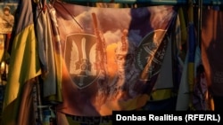Один із прапорів біля стели – із символікою центру спецоперацій «Альфа» СБУ