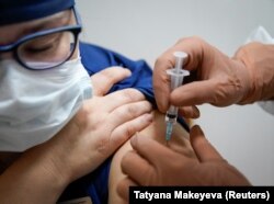 Вакцина сама по собі не зможе спинити пандемію COVID-19. Про це заявив голова Всесвітньої організації охорони здоров’я Тедрос Адганом Гебреєсус