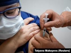 Вакцина сама по собі не зможе спинити пандемію COVID-19. Про це заявив голова Всесвітньої організації охорони здоров’я Тедрос Адганом Гебреєсус
