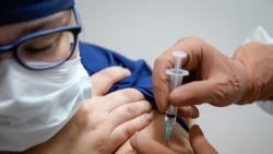 Вакцина сама по себе не сможет остановить пандемию COVID-19. Об этом заявил председатель Всемирной организации здравоохранения Тедрос Адганом Гебреесус