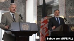 له ښي- د افغانستان د بهرنیو چارو وزیر زلمی رسول اود بلجیم د صدراعظم مرستیال او د بهرنیو چارو وزیرډیډیر ریاندرس. 