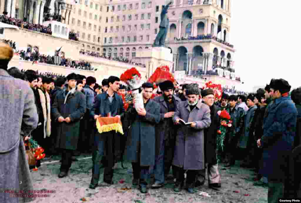 Ceremonie de doliu în piața Azadlîr, la Baku, ianuarie 1990