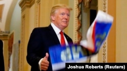 Протестующий бросил в Трампа российские флажки