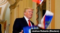 Президент США Дональд Трамп реагує на кидання в нього російських прапорців із вписаним у них своїм прізвищем, Вашингтон, США, 24 жовтня 2017 року