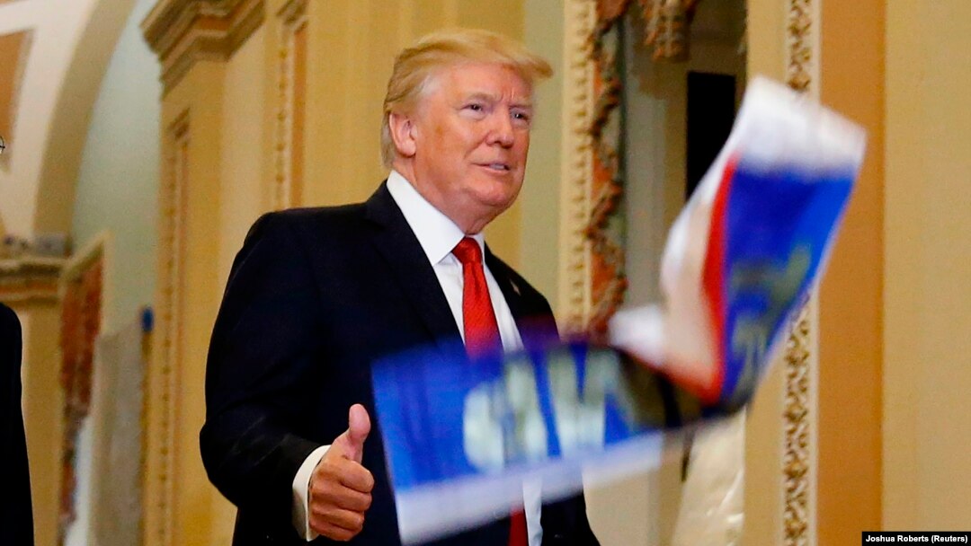 Протестующий бросил в Трампа российские флажки