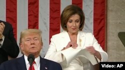 Februarie 2020: președinta democrată a Camereai Reprezentanților, Nancy Pelosi rupe discursul ținut de președintele Donald Trump despre starea națiunii în fața camerelor reunite ale Congresului SUA.