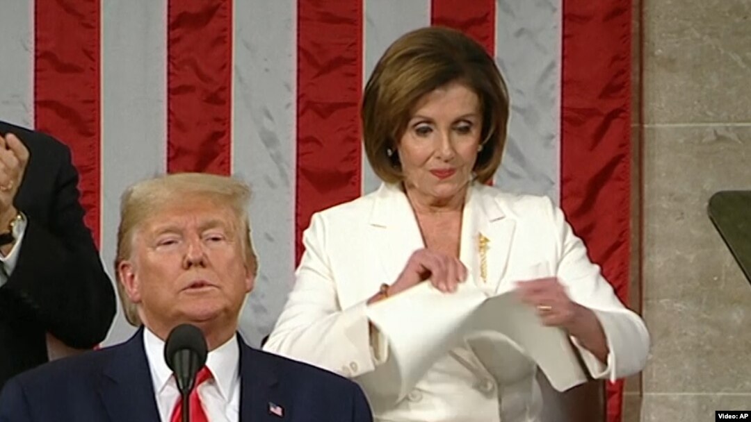 Președinta Camerei Reprezentanților, Nancy Pelosi, rupe discursul în forma scrisă pe care președintele american Donald Trump l-a prezentat despre starea națiunii