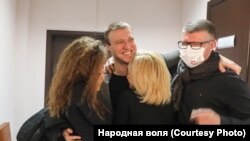 Антон Бяленскі пасьля выраку зь дзяўчынай і бацькамі. Фота «Народная воля».