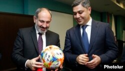 Baş nazir Nikol Pashinian (solda) və Milli Təhlükəsizlik Xidmətinin keçmiş direktoru Artur Vanetsian 