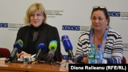 Dunja Mijatovic (stţnga) şi şefa Misiunii OSCE la Chişinău, Jennifer Brush, 18 martie 2014