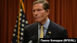Сенатор Річард Блюменталь нагадав, що половина американських підприємств в Україні зазнала значних ударів РФ