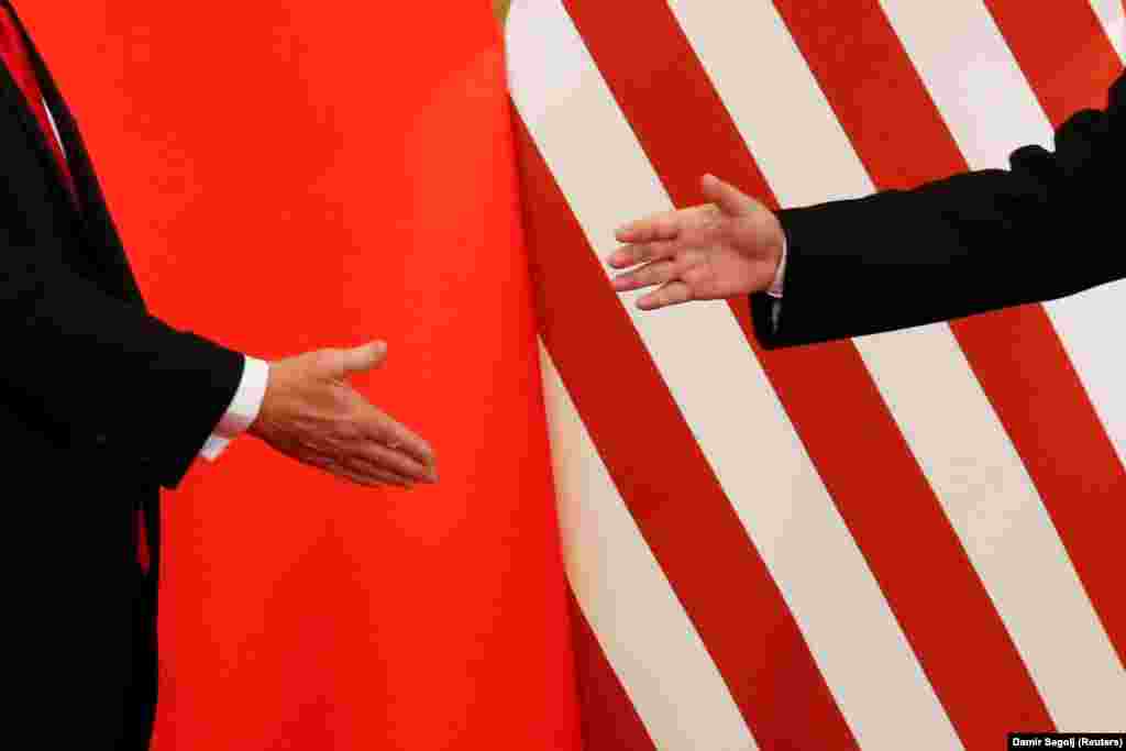 КИНА - Фотографија од рацете на кинескиот претседател Си Џипинг и американскиот претседател Доналд Трамп пред да се ракуваат по официјалната прес конференција за време на посетата на Трамп на Кина. По посетата на Кина, Трамп на 10 ноември ќе оди на Азиско Пацифичкиот економски самит во Виетнам, каде, според најави од Кремљ, најверојатно ќе се сретне со рускиот претседател Владимир Путин.