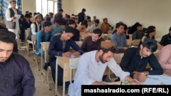 تصویر آرشیف: اشتراک جوانان در امتحان ورود به پوهنتون های افغانستان 