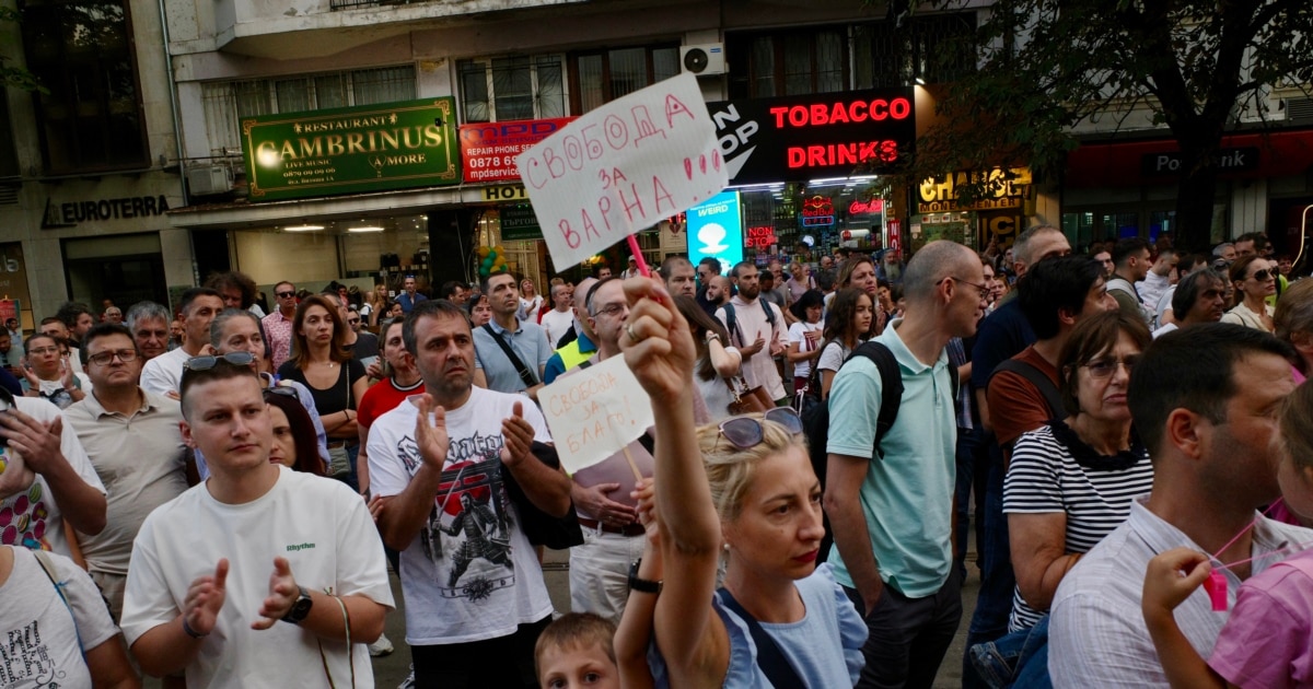 Стотици хора се събраха пред Съдебната палата в София в