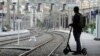Zaustavljanjem rada francuskih željeznica i pariškog metroa štrajk bi mogao zalediti većinu usluga u zemlji. 
