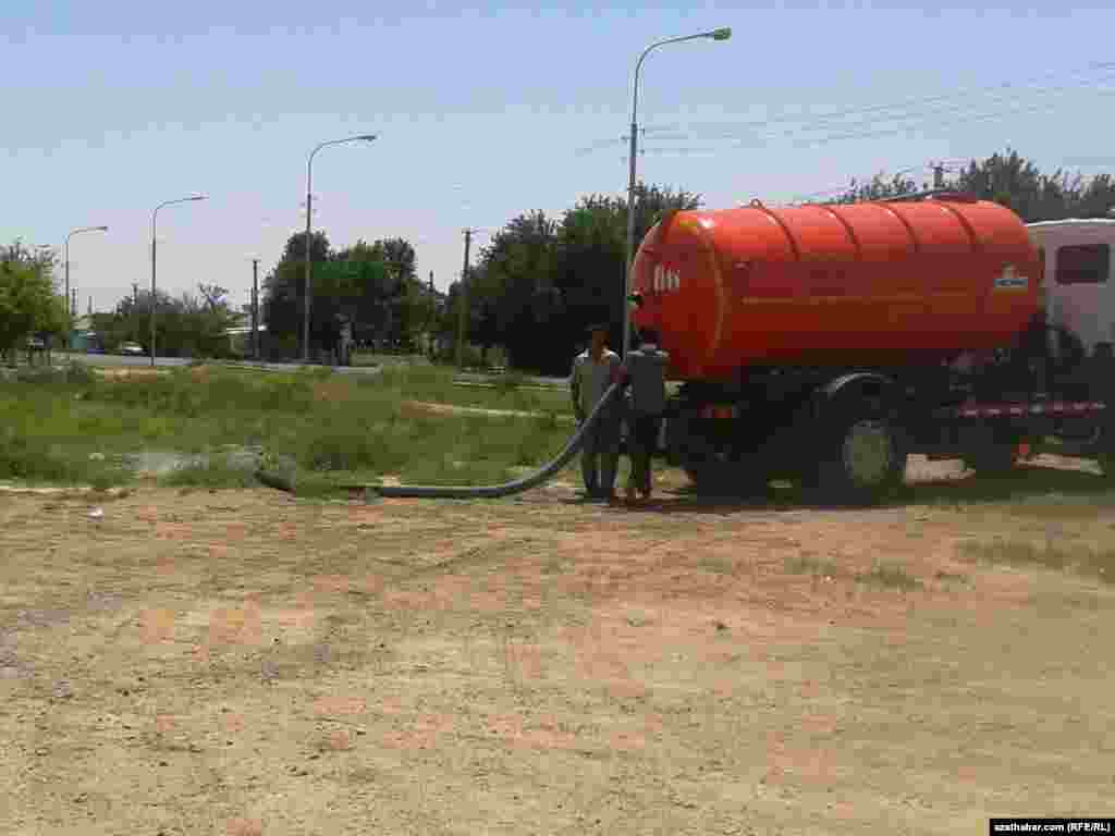 Aşgabadyň etegindäki Garadamak obasynda kommunal hojalagynyň işgärleri zir-zibil suwlary dökýärler.