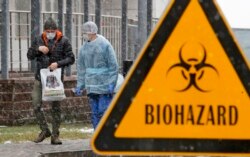 Біля інфекційної лікарні імені Боткіна, в якій ізолюють можливих заражених коронавірусом, Санкт-Петербург, 16 березня 2020 року