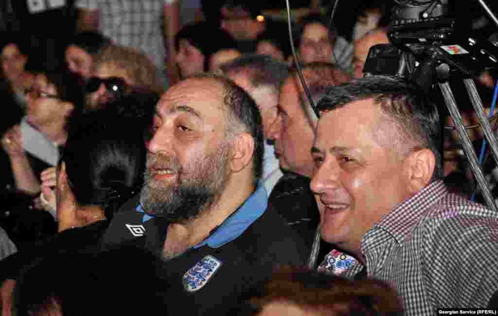 მწერალი აკა მორჩილაძე (მარცხნივ) და რადიო "თავისუფლების" კორესპონდენტი ჯიმშერ რეხვიაშვილი "საბას" პრემიებით დაჯილდოებაზე.