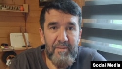 Ҳамсари Асадулло Бобоев гуфт, мақомот дар Душанбе шавҳари 54-солаашро ба боздоштгоҳ бурда, писари нуздаҳсолаашро ба дасти пайвандон додаанд