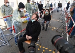 Німецькі медики показують поліцейським та пожежникам, як брати тест на коронавірус