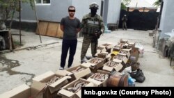 Фото с операции по задержанию организованной преступной группы, которая занималась контрабандой рогов сайгака.